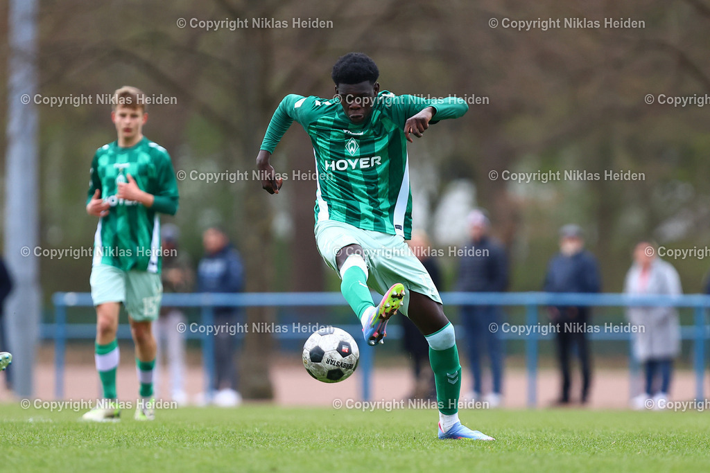 NH_FCStPauliU17_SVWerderBremenU17_U17DFBNachwuchsliga_09042025 | #13 Neal Afriyie (SV Werder Bremen U17)Fußball I Junioren I U17 DFB-Nachwuchsliga I Saison 2024-2025 I Hauptrunde Liga B, Gruppe A, 8. Spieltag I FC St. Pauli U17 - SV Werder Bremen U17 I 09.04.2025 I Sportplatz Königskinderweg