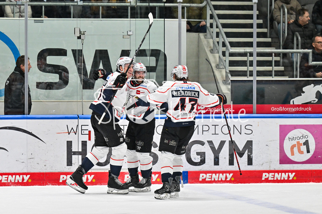 Augsburger Panther - Nürnberg Ice Tigers | AUGSBURG, GERMANY - 23. DECEMBER: Jubel der Gäste nach dem 2-3 Siegtreffer in der Overtime durch Brett MURRAY (Nürnberg Ice Tigers 81) / Tor / Torschuetze / Freude / Happy während dem Match zwischen den Augsburger Panthern und den Nürnberg Ice Tigers am 31. Spieltag der Penny DEL im Curt Frenzel Stadion