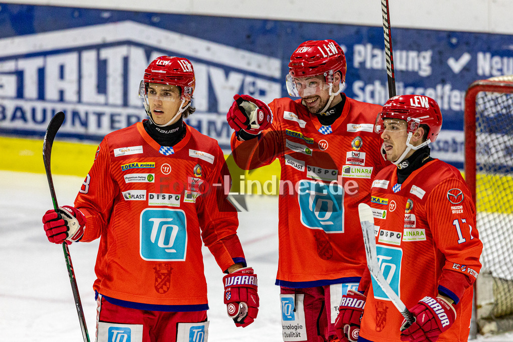 EC Peiting vs Stuttgart REBELS SEC | Eishockey Oberliga Süd 2023/2024, EC Peiting vs Stuttgart REBELS SEC, 20231219,
Torjubel Marco HABERMANN (ECP 19),
2023-12-19 in Peiting (Eisstadion)
17 Samuel PAYEUR (ECP 17), 19 Marco HABERMANN (ECP 19), 13 Christian HANKE (ECP 13)
Copyright: WolfgangxLindner