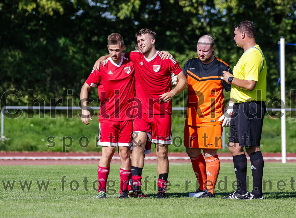 2023-08-19_075_SG_Markt_Schwaben_II_gegen_TSV_Ottobrunn_III | Markt Schwaben, Deutschland, 19.08.2023:
Fußball, C-Klasse 2023 / 2024, 1. Spieltag, (SG) Markt Schwaben II gegen TSV Ottobrunn III, Endergebnis: 0:4

Sebastian Hilger (SG Markt Schwaben, #15), Anton Böhm (SG Markt Schwaben, #10), Torwart Sebastian Handrick (SG Markt Schwaben, #23), Schiedsrichter Patrick König

Foto: Christian Riedel / fotografie-riedel.net