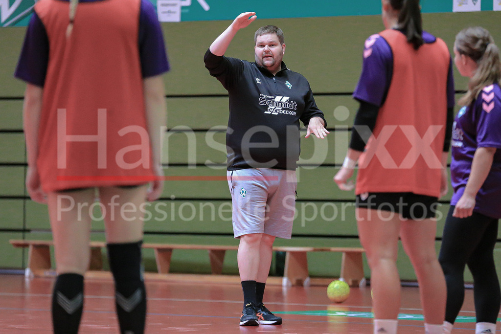 Handball, 2. Bundesliga Frauen, Training SV Werder Bremen | v.li.: Timm Dietrich (Trainer, Cheftrainer, SV Werder Bremen) gibt Anweisungen, gestikuliert, mit den Armen gestikulieren