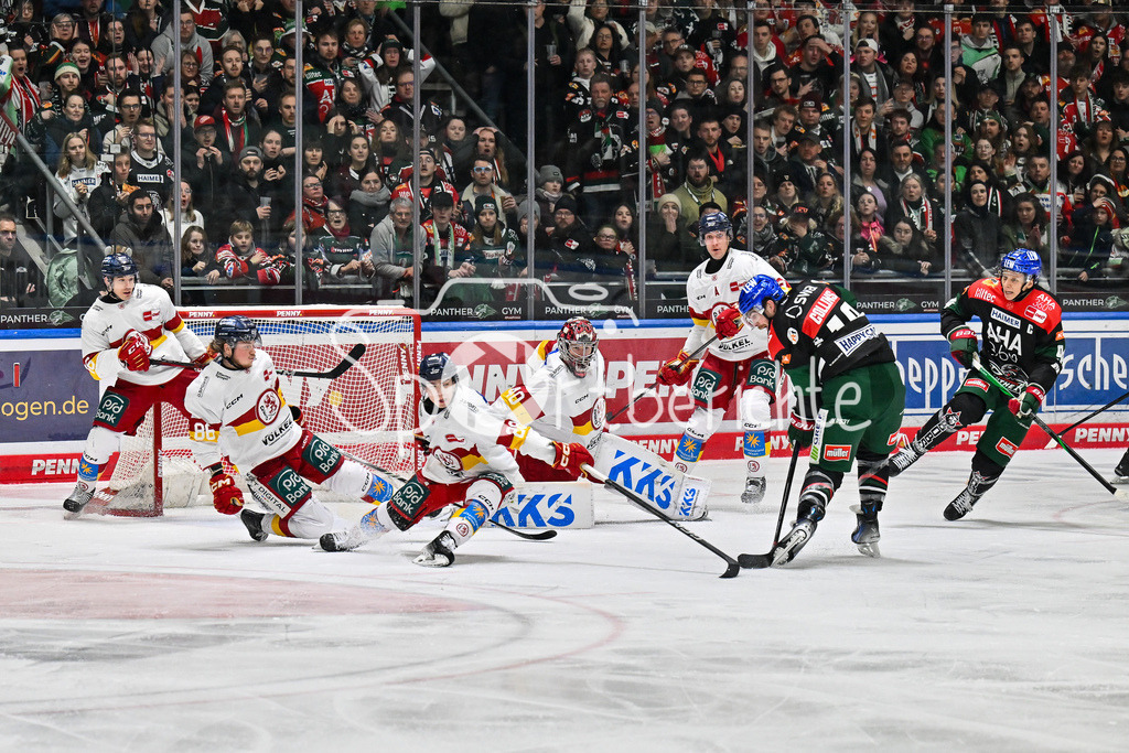Augsburger Panther - Düsseldorfer EG | Die Panther um Chris COLLINS (Augsburger Panther #10) haben eine grosse Torchance / DEL: Augsburger Panther - Duesseldorfer EG, Curt Frenzel Stadion am 04.03.2025