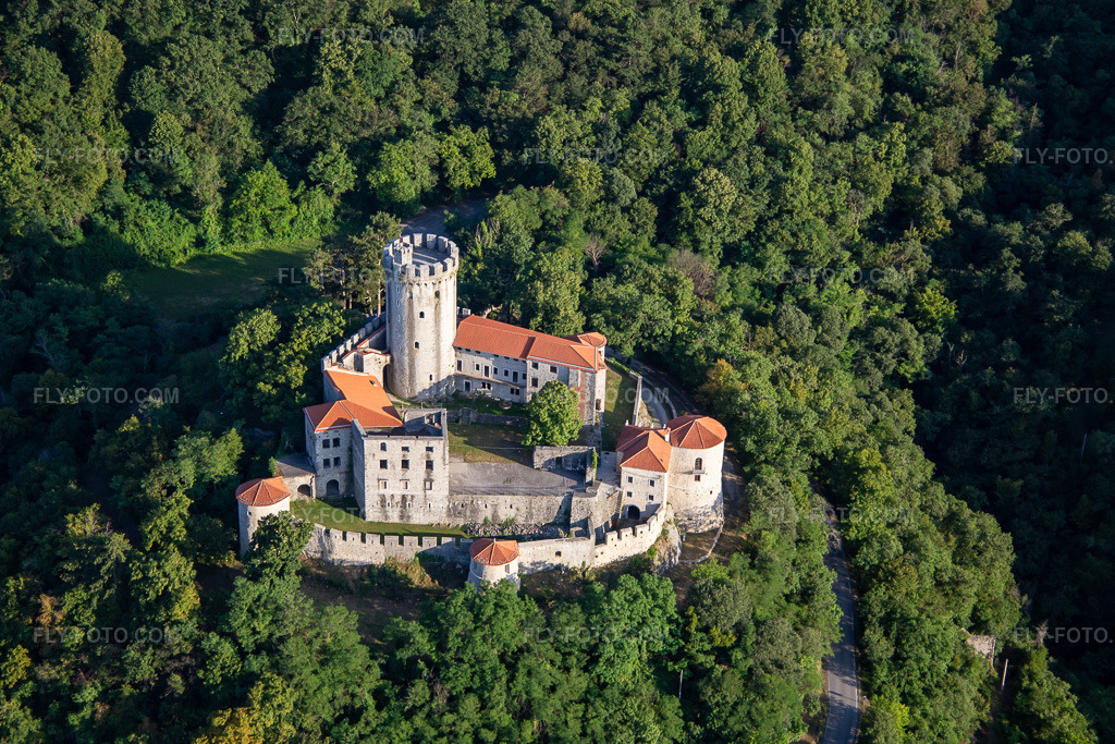 Aerial view: Castle / Grad Rihemberk in the district Branik in Nova Gorica in the state Slovenia, Slovenia. – Photo: IMG_137490.jpg taken on 07/14/2023 by Werner Riehm/FLY-FOTO.com – Resolution of the original: 4800 x 3200 px – Domov - Grad Rihemberk