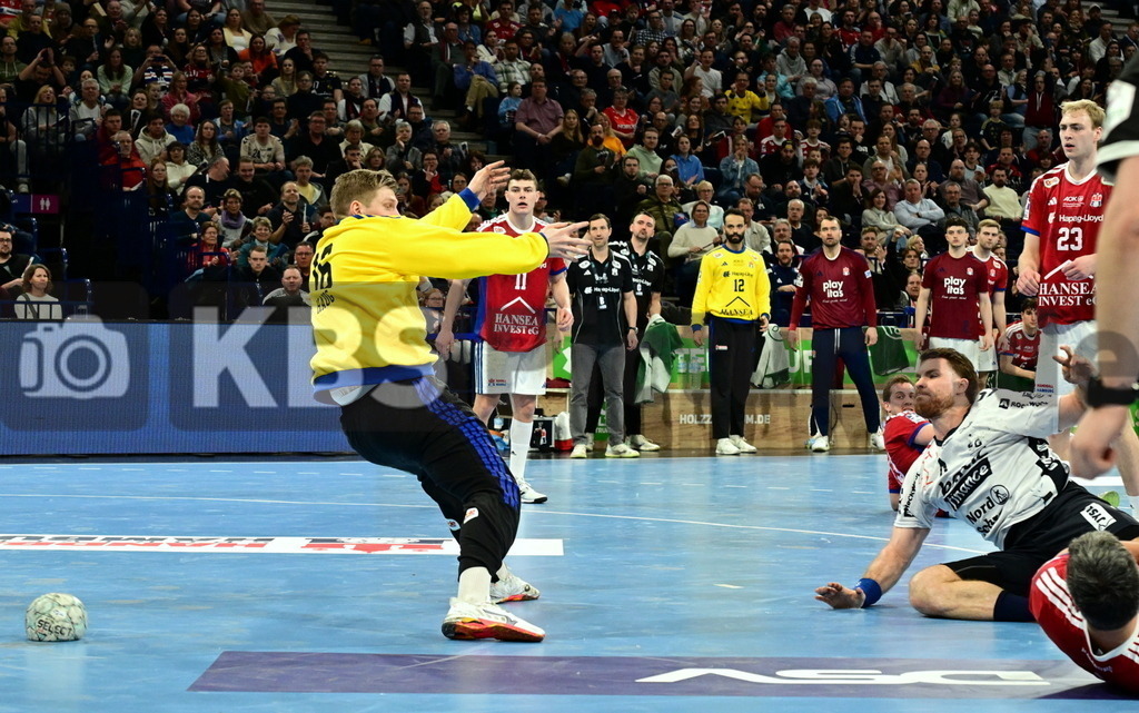 KBS Picture_HSVH-SGFl-Handewitt_046 | v.l. Golla Johannes (SG Fl.-Handewitt) , Haug Robin (HSV Hamburg) ,Sportarena :  Barclays Arena Hamburg, - Realisiert mit Pictrs.com