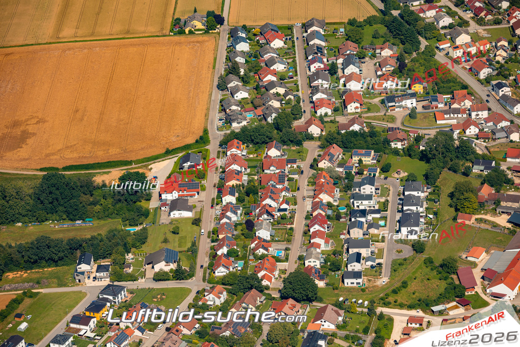 Das Luftbild zeigt : Oberzell Hitzhofen - Die Luftaufnahme wurde 2024 vom UL-Flugzeug aus erstellt ( keine Drohne ) - Hochauflösende Luftaufnahme - Für grossformatige Ausdrucke geeignet. Die Geschenkidee !Mit Lizenz und Bildrechte bestellbar