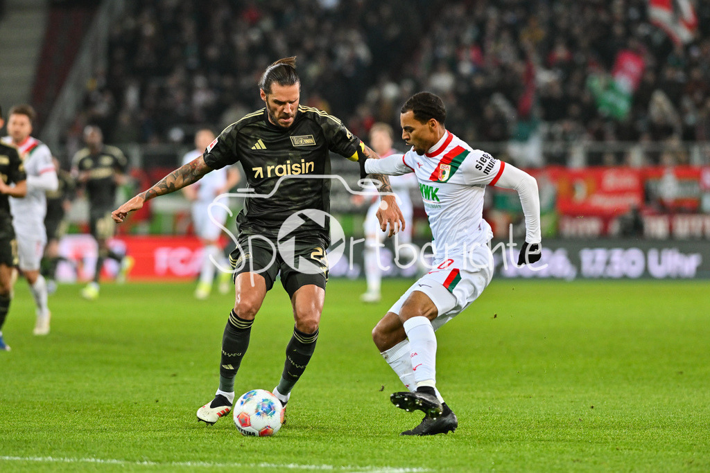 FC Augsburg - 1. FC Union Berlin | AUGSBURG, GERMANY - 15. JANUARY: im Duell Christopher TRIMMEL (1. FC Union Berlin 28) und Alexis Julian CLAUDE-MAURICE (FC Augsburg 20) während dem Bundesligamatch zwischen dem FC Augsburg und dem 1. FC Union Berlin am 17. Spieltag in der WWK-Arena / DFL REGULATIONS PROHIBIT ANY USE OF PHOTOGRAPHS AS IMAGE SEQUENCES AND/OR QUASI-VIDEO