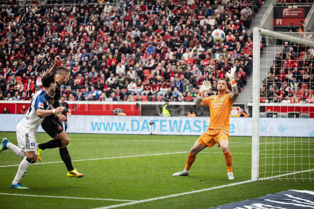German Bundesliga, Bayer 04 Leverkusen vs. Hamburger SV, 16.05.2026 | LEVERKUSEN, GERMANY - MAY 16, 2026 :  Nicolas Capaldo (Hamburger SV, 24) - His header hits the crossbar during the German Bundesliga match on gameday 34 between Bayer 04 Leverkusen vs. Hamburger SV at BayArena on May 16, 2026 in Leverkusen, Germany.  Keeper Mark Flekken (Bayer 04 Leverkusen, 1) is viewing the scene.DFL REGULATIONS PROHIBIT ANY USE OF PHOTOGRAPHS AS IMAGE SEQUENCES AND/OR QUASI-VIDEO.