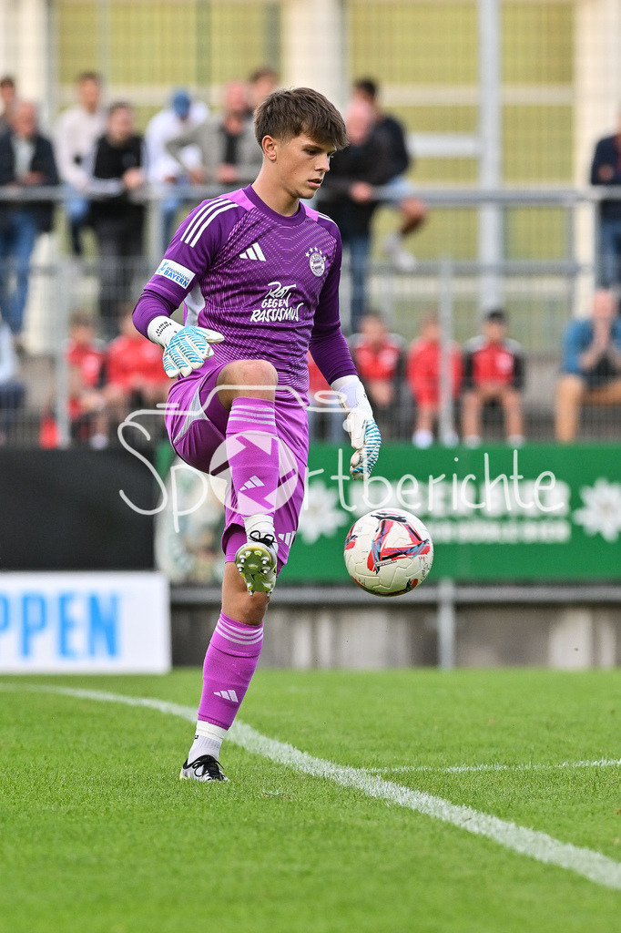 FC Memmingen - FC Bayern Amateure | am Ball Jannis BAERTL (FC Bayern München II #18) / Einzelfoto / Freisteller Regionalliga Bayern: FC Memmingen - FC Bayern München II; Arena Memmigen am 29.08.2025