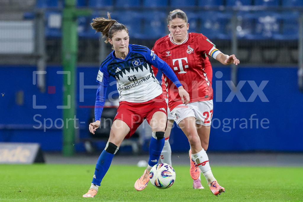 Fussball, Google Pixel Frauen-Bundesliga, Hamburger SV - 1. FC Köln | v.li.: Lotta Wrede (Hamburger SV, 32) und Laura Feiersinger (1. FC Köln, 27) im Zweikampf, Duell, Dynamik, Aktion, Action, Spielszene, DIE DFB-RICHTLINIEN UNTERSAGEN JEGLICHE NUTZUNG VON FOTOS ALS SEQUENZBILDER UND/ODER VIDEOÄHNLICHE FOTOSTRECKEN. DFB REGULATIONS PROHIBIT ANY USE OF PHOTOGRAPHS AS IMAGE SEQUENCES AND/OR QUASI-VIDEO.