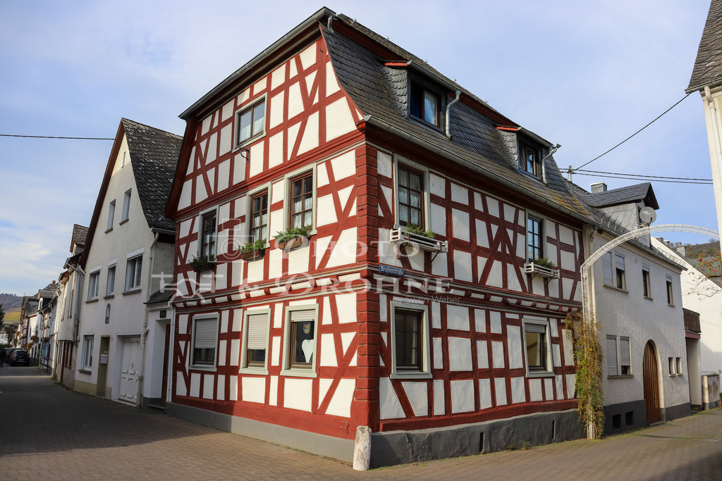 Osterspai-4581 | Osterspai ist ein kleiner Weinort auf der rechten Rheinseite zwischen Filsen und Braubach. Es gibt hier viele schöneund liebevoll restaurierte Fachwerkgebäude, der Ort bietet einiges an Fotomotiven. - Realisiert mit Pictrs.com