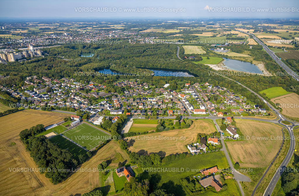 Beckum230805603 | Luftbild, Wohnsiedlung Roland mit Sportplatz SC Roland und Rolandsee, Steinbruch Friedrichshorst, Roland, Beckum, Münsterland, Nordrhein-Westfalen, Deutschland