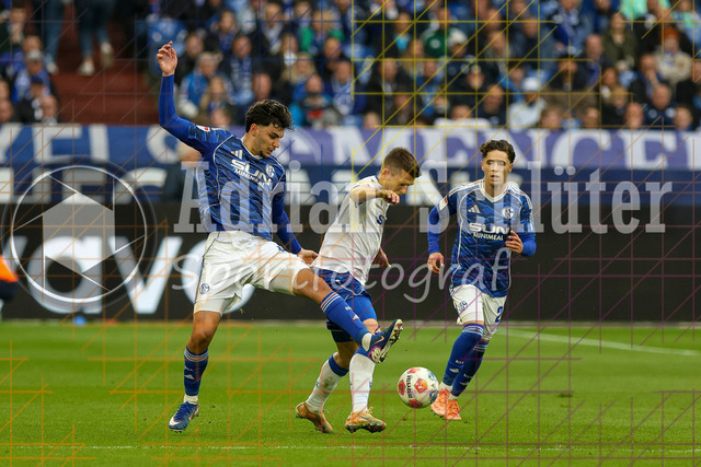 05.04.2026, GER, Fussball, Herren, 2. BL, Saison 2025/2026, FC Schalke 04 - Karlsruher SC | Mertcan Ayhan (S04) und Marvin Wanitzek (KSC) im Kampf um den Ball 
