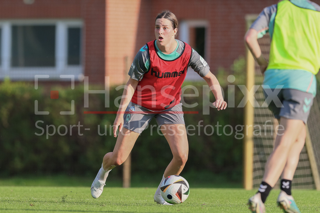 Fussball, Google Pixel Frauen-Bundesliga, Training SV Werder Bremen | v.li.: Lara Schmidt (SV Werder Bremen, 24) am Ball, Einzelbild, Ganzkörper, Aktion, Action, Spielszene