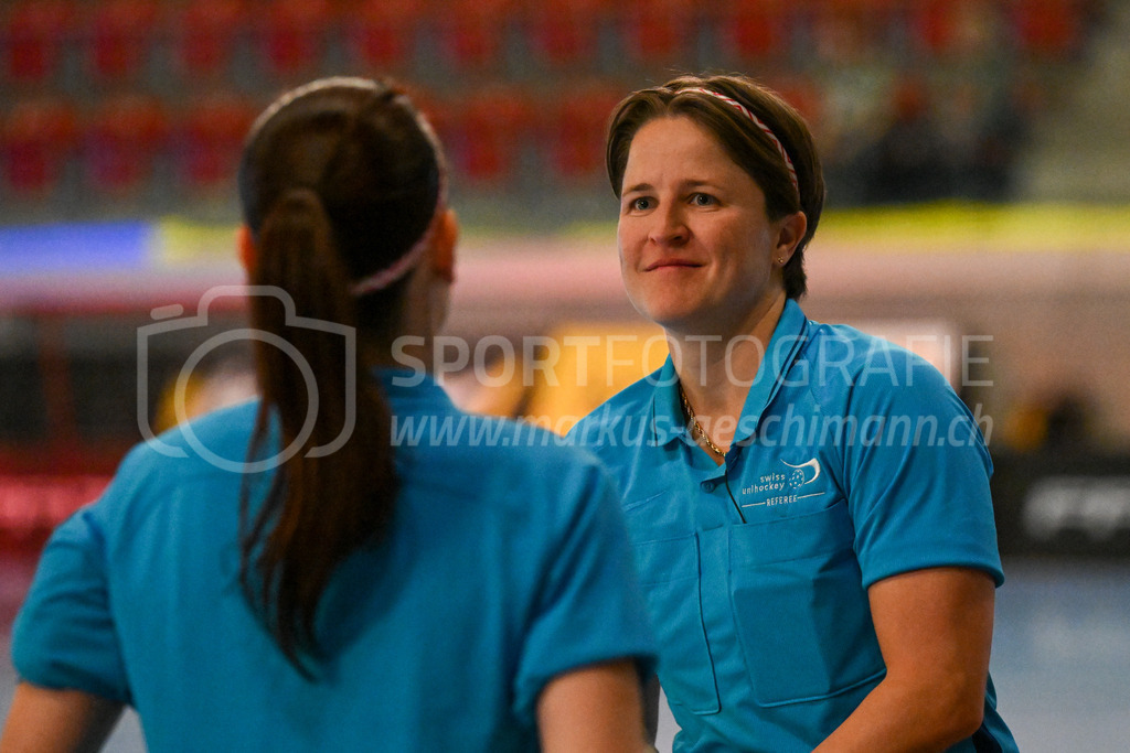 HC Rychenberg vs Floorball Köniz - 18. Dezember 2022 | HC Rychenberg vs Floorball Köniz
AXA Arena, Winterthur
Schiedsrichterin Corina Wehinger vor dem Spiel.
Bild: Sportfotografie Markus Aeschimann | www.markus-aeschimann.ch - Realisiert mit Pictrs.com