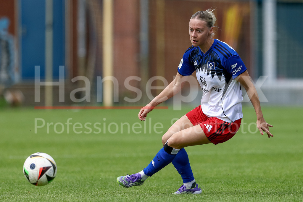 Fussball, Testspiel Frauen, Hamburger SV - Holstein Kiel | Sophie Hillebrand (Hamburger SV, 22) am Ball, Freisteller, Einzelbild, Ganzkörper, Aktion, Action, Spielszene