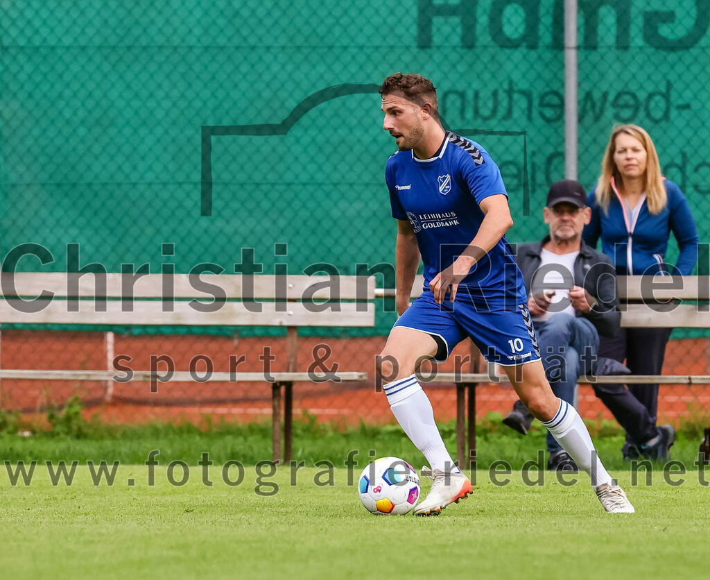 2023-08-04_102_FC_Forstern_gegen_FC_Langengeisling_II | Forstern, Deutschland, 04.08.2023:
Fußball, Kreisklasse 2023 / 2024, 1. Spieltag, FC Forstern gegen FC Langengeisling II, Endergebnis: 2:1

Rene Mecking (FC Langengeisling, #10)

Foto: Christian Riedel / fotografie-riedel.net