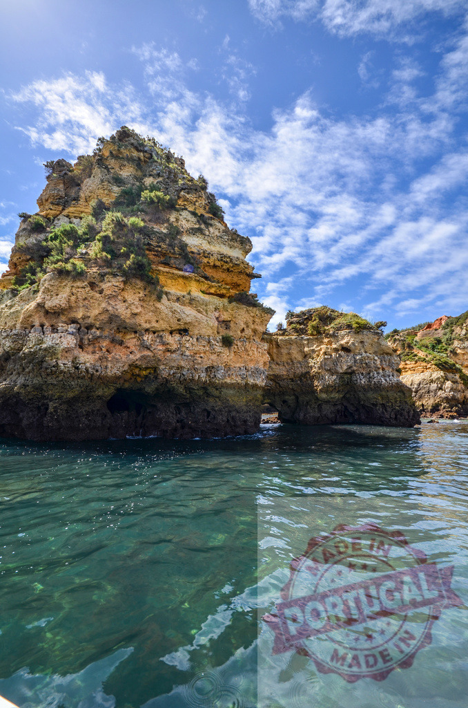 Ponta da Piedade sea stacks with turquoise water | Limestone sea stacks rising from clear turquoise water under a blue sky in Algarve, Portugal - Realisiert mit Pictrs.com