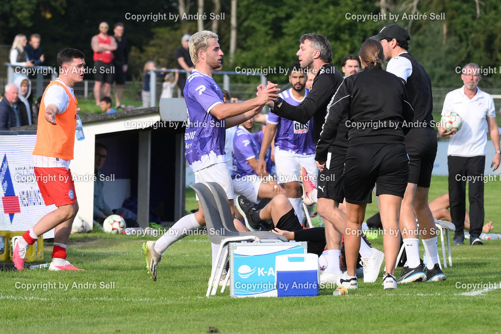 VfR Neumünster vs Holstein Kiel II | Rudelbildung nach Foulspiel von Jan Lippegaus (VfR #3) an Mätthi Meyer (Holstein #3) / Fußball-Oberliga Männer 2026/2027 / VfR Neumünster vs Holstein Kiel II / Grümmi-Arena / Neumünster / 27.09.26 - Realisiert mit Pictrs.com