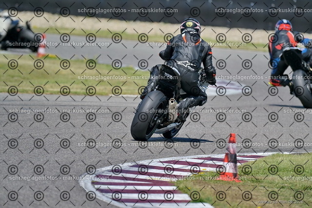 26BT01-1640 | markuskiefer.com - Realisiert mit Pictrs.com