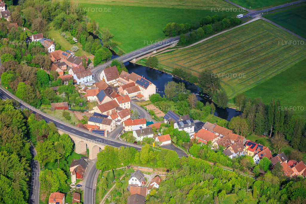 Luftbild: Brücke der B287 im Tal der Fränkischen Saale im Ortsteil Trimberg in Elfershausen im Bundesland Bayern in Deutschland.Foto: IMG_156064.jpg vom 03.05.2026 durch Werner Riehm/FLY-FOTO.deAuflösung des Originals: 6000 x 4000 px