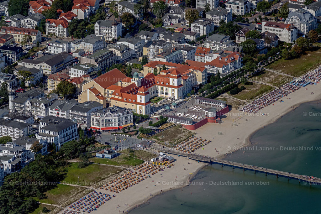 4061306 | BINZ 08.09.2021 Sand und Strand- Landschaft an der Seebrücke in Binz im Bundesland Mecklenburg-Vorpommern. Kur -Zentrum mit Villen im Stil der Binzer Bäder- Architektur und Hotel " Kurhaus Binz ". // Sand and beach landscape on the pier in Binz in the state Mecklenburg - Western Pomerania. Foto: Gerhard Launer