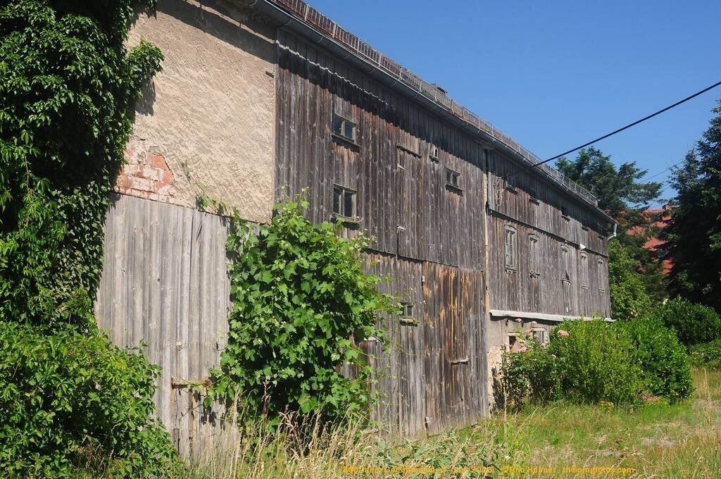 Geißmannsdorf-2026-Ortsbilder-667 | Geißmannsdorf bei Bischofswerda im Sommer 2026. Ein fotografischer Streifzug durch das Dorf Geißmannsdorf, mit Gebäuden, Straßen, Strohpuppen und geschmückten Vorgärten und Grundstücken anlässlich der 800-Jahr-Feier von Geißmannsdorf im Juni 2026 - Realisiert mit Pictrs.com