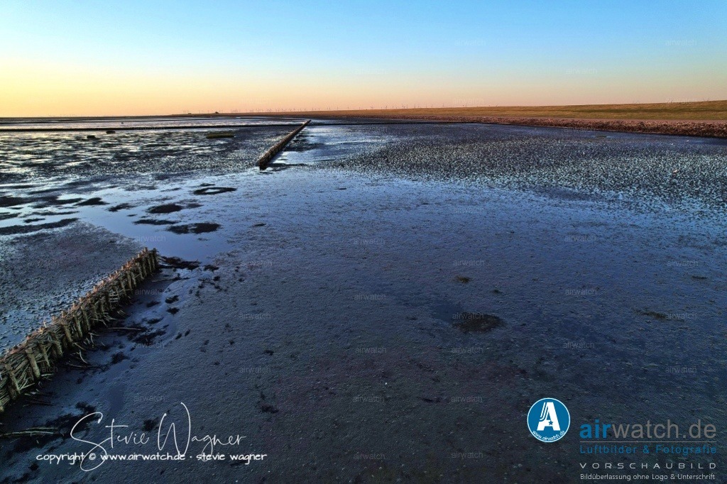 Nordsee, Nordfriesland, Beltringharderkoog, Luettmoorsee, Holmer Siel, Landgewinnung | Landgewinnung & Küstenschutz in Nordfriesland - In Nordfriesland wird die Landgewinnung heute nicht mehr aktiv betrieben, indem neue Landflächen durch Deiche oder Lahnungen geschaffen werden. Stattdessen wird der natürliche Prozess der Aufschlickung des Meeres unterstützt, um neue Landflächen zu gewinnen.