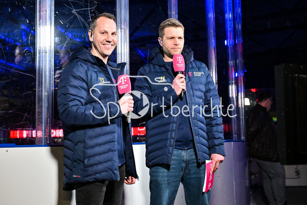 Iserlohn Roosters - Augsburger Panther | Die Vorberichte von Magentasport laufen - im Bild Christoph ULLMANN / Einzelfoto / Freisteller / DEL: Iserlohn Roosters - Augsburger Panther, Eissporthalle Iserlohn am 07.03.2025