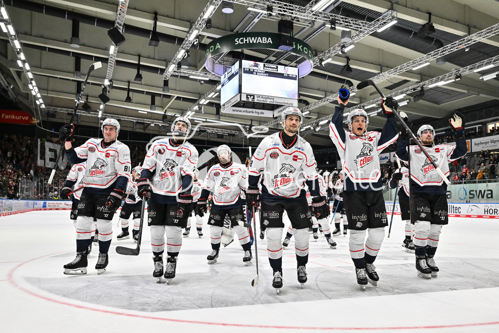 Augsburger Panther - Nürnberg Ice Tigers | AUGSBURG, GERMANY - 23. DECEMBER: Die Spieler der Ice Tigers feiern zusammen mit den Fans den 2-3 Auswärtssieg in Augsburg nach dem Match zwischen den Augsburger Panthern und den Nürnberg Ice Tigers am 31. Spieltag der Penny DEL im Curt Frenzel Stadion