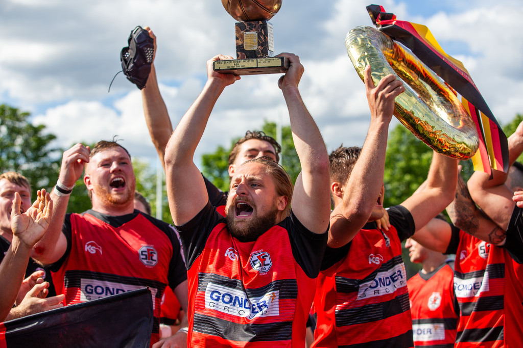 Heidelberg, 15.06.2024, Rugby 1. Bundesliga, Saison 2023/24, Finale um die deutsche Meisterschaft: SC Frankfurt 1880 gegen SC Neuenheim. Große Freude bei den Frankfurter Spielern nach dem Gewinn der Deutschen Meisterschaft | Heidelberg, 15.06.2024, Rugby 1. Bundesliga, Saison 2023/24, Finale um die deutsche Meisterschaft: SC Frankfurt 1880 gegen SC Neuenheim. Große Freude bei den Frankfurter Spielern nach dem Gewinn der Deutschen Meisterschaft - Realisiert mit Pictrs.com