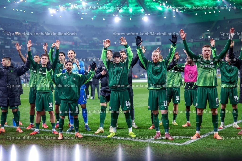 BMG13122502232 | 13.12.2025, Fußball, Borussia Mönchengladbach - VfL Wolfsburg, 1. Fußball Bundesliga, 14.Spieltag, Borussia-Park, Saison 2025 2026: Abschlussjubel nach dem 3:1 Sieg für Wolfsburg - Mattias Svanberg&nbsp;(VfL Wolfsburg #32) Mohamed Amoura&nbsp;(VfL Wolfsburg #09) Torwart Kamil Grabara&nbsp;(VfL Wolfsburg #01) Patrick Wimmer&nbsp;(VfL Wolfsburg #39) Maximilian Arnold&nbsp;(VfL Wolfsburg #27) Dzenan Pejcinovic&nbsp;(VfL Wolfsburg #17)  DFB regulations prohibit any use of photographs as image sequences and or quasi-video.