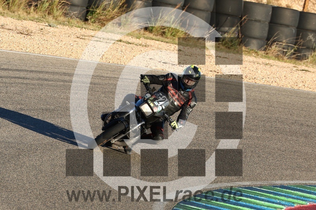 0002-20241228_13730 | Schöne Erinnerungen an spannende Momente - das festzuhalten ist unser Job. PIXELrace.de ist seit 2003 auf den Rennstrecken Europas unterwegs um die Action draußen beim Fahren und die wunderbare Stimmung imm Fahrerlager für euch einzufangen.