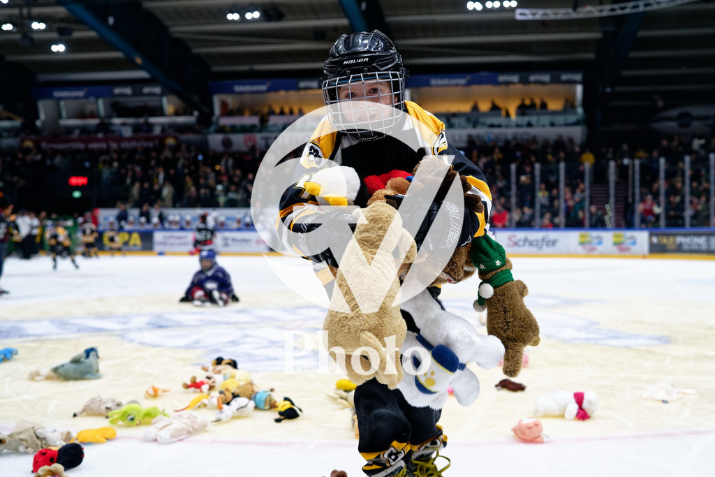 National League - Geneve-Servette HC v EV Zug | Children collects stuffed animals for Operation Stuffed Animals during the National League match between Geneve-Servette HC and EV Zug at Les Vernets in Geneva, Switzerland