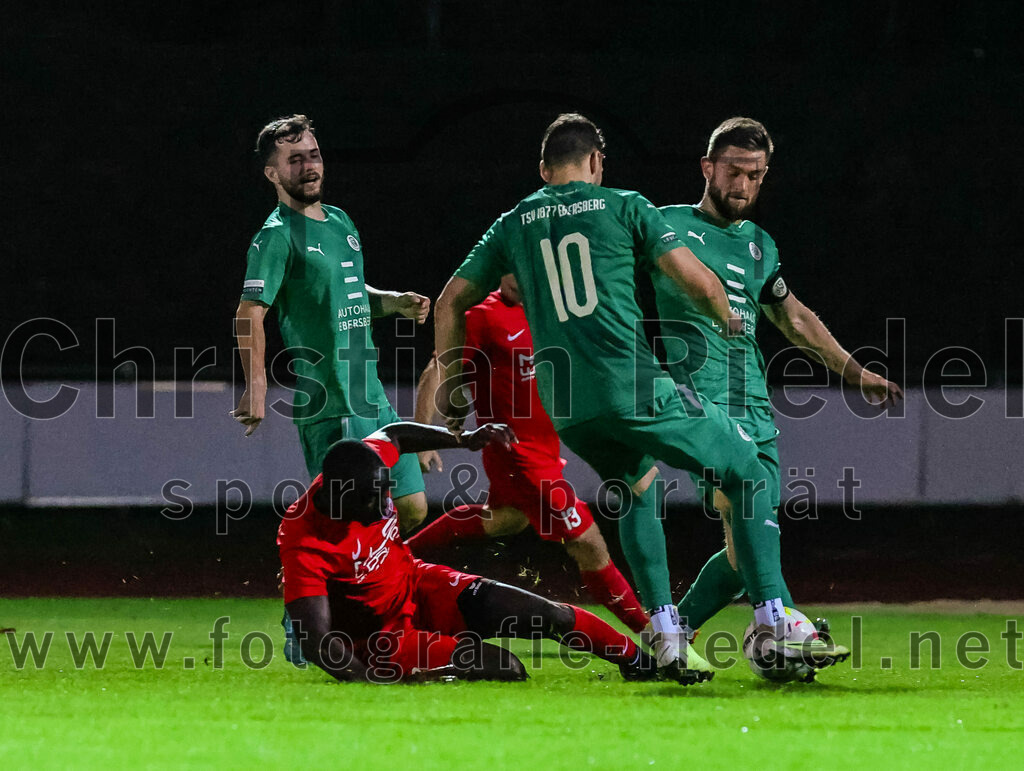 2023-09-01_077_SC_Baldham-Vaterstetten_gegen_TSV_1877_Ebersberg | Vaterstetten, Deutschland, 01.09.2023:
Fußball, Kreisliga 2023 / 2024, 3. Spieltag, SC Baldham-Vaterstetten gegen TSV 1877 Ebersberg, Ergebnis: 1:2

Malcom Olwa (SC Baldham-Vaterstetten, #7), Maximilian Volk (TSV 1877 Ebersberg, #10), Timo Schaller (TSV 1877 Ebersberg, #7)

Foto: Christian Riedel / fotografie-riedel.net