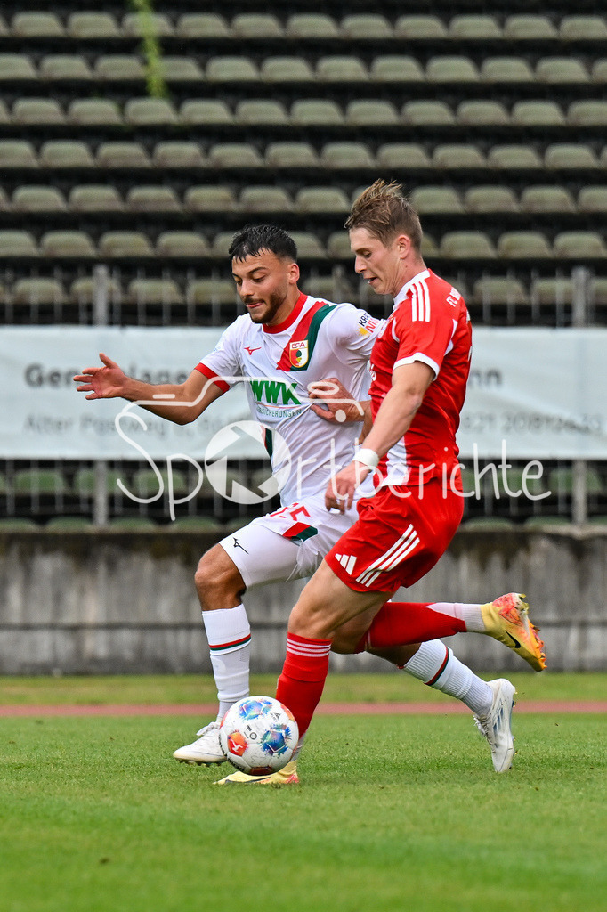 FC Augsburg II - FC Bayern Amateure | im Duell Mahmut Can KUECUEKSAHIN (FC Augsburg II 15) und Anton HEINZ (FC Bayern Muenchen II 9) / Zweikampf / Regionalliga Bayern: FC Augsburg II - FC Bayern Muenchen II, Rosenaustadion am 25.07.2025
