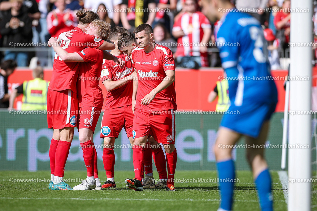 RWE3Liga25052401053 | 25.05.2024, Essen, Fußball, Finaltag der Amateure, Niederrheinpokal Finale, Stadion an der Hafenstraße, Saison 2023 2024, Rot-Weiss Essen – SC Rot-Weiß Oberhausen: Torjubel nach dem 3:0 durch Ron Berlinski (Rot-Weiss Essen). 
DFB regulations prohibit any use of photographs as image sequences and or quasi-video.