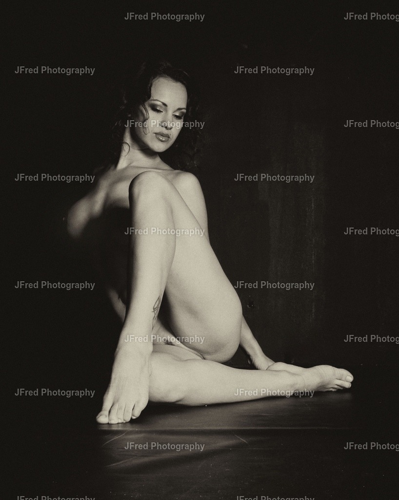 Model LuLu | Hochwertige Fotografie Drucke und FineART Prints von Models im Studio oder OnLocation. NudeART Shootings als ästhetische moderne Nude Fotografie. - Realisiert mit Pictrs.com