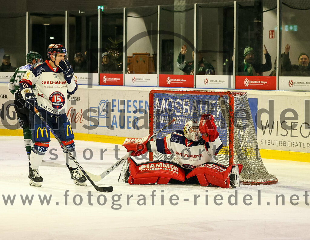 2024-01-05_122_TSV_Erding_gegen_VfE_Ulm-Neu-Ulm | Erding, Deutschland, 05.01.2024:
Eishockey, Bayernliga Vorrunde 2023 / 2024, 22. Spieltag, TSV Erding gegen VfE Ulm/Neu-Ulm, Endergebnis: 7:6

Robin Prätz (VfE Ulm/Neu-Ulm e. V., #19), Torwart David Heckenberger (VfE Ulm/Neu-Ulm e. V., #3)

Foto: Christian Riedel / fotografie-riedel.net
