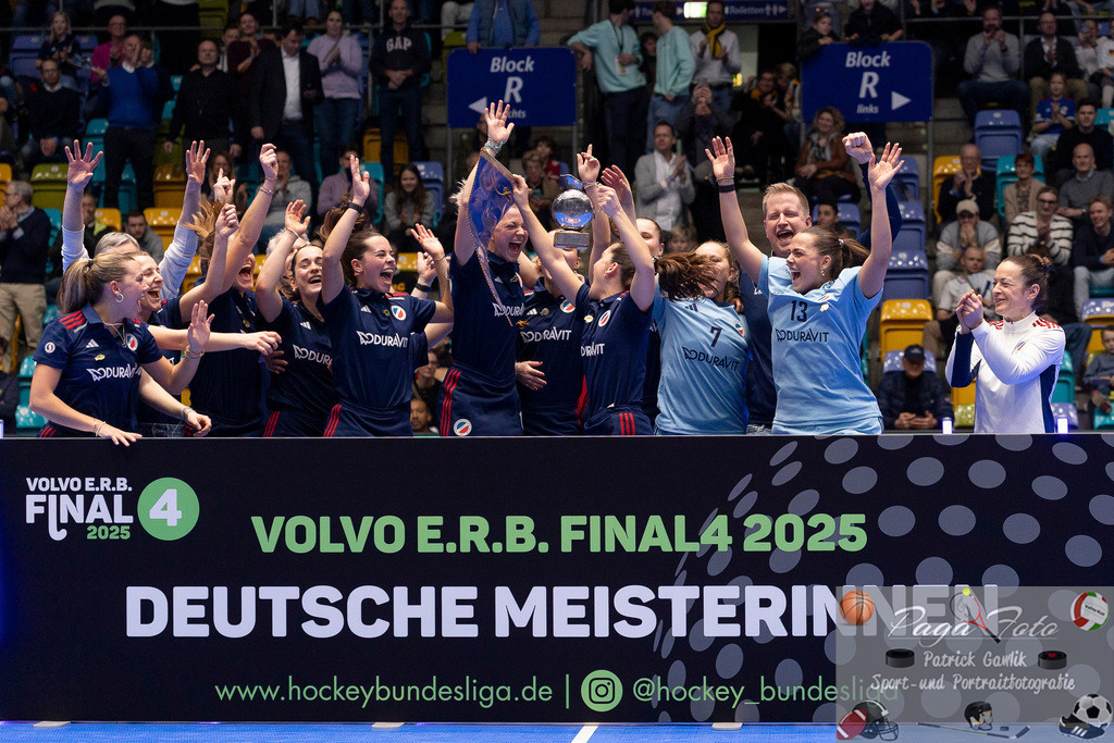 Volvo E.R.B. Final 4 Finale Frauen: Berliner HC - Mannheimer HC, 26.01.2025 | Team der Mannheimerinnen bejubeln die eutsche Meisterschaft 2025 mit Julie Pieper (Mannheimer HC #3) &amp; Nadine Kanter (Mannheimer HC #) &amp; Fiona Felber (Mannheimer HC #6) &amp; Leonie Weissenberger / Weißenberger (Mannheimer HC #7) &amp; Sonja Zimmermann (Mannheimer HC #11) &amp; Chiara Vischer (Mannheimer HC #13) &amp; Alexine Matthysen (Mannheimer HC #16) &amp; Lisa Mayerhöfer (Mannheimer HC #17) &amp; Verena Neumann (Mannheimer HC #19) &amp; Carla Mees (Mannheimer HC #23) &amp; Linda Bens (Mannheimer HC #24) &amp; Carolin Seidel (Mannheimer HC #32) &amp; Charlotte Hendrix (Mannheimer HC #48) &amp; Laura Schubert (Mannheimer HC #56), Berliner HC - Mannheimer HC, Frankfurt, Süwag Arena, 26.1.2025 - Realisiert mit Pictrs.com