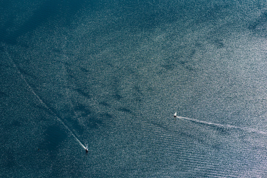 dr__0010256.jpg | DIEßEN AM AMMERSEE 18.09.2018 Sportboot- Segelschiff mit weißen Seggeln in Fahrt auf dem Ammersee in Dießen am Ammersee im Bundesland Bayern, Deutschland. // Sailboat under way on Ammersee in Diessen am Ammersee in the state Bavaria, Germany. Foto: Daniel Reiter