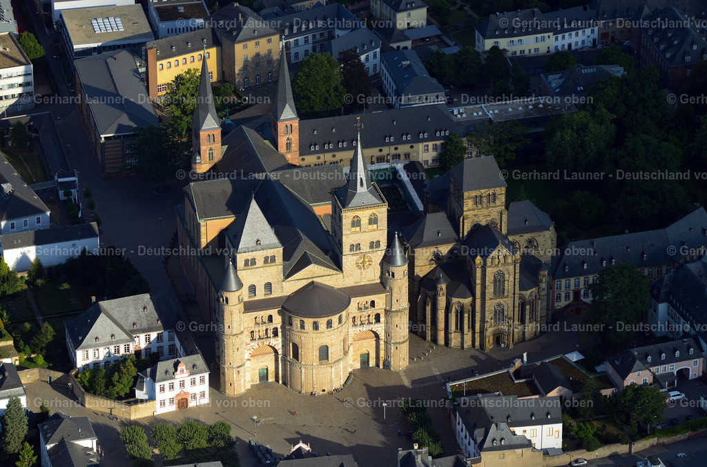 3291005 | Die Hohe Domkirche St. Peter zu Trier ist die älteste Bischofskirche Deutschlands und die Mutterkirche des Bistums Trier