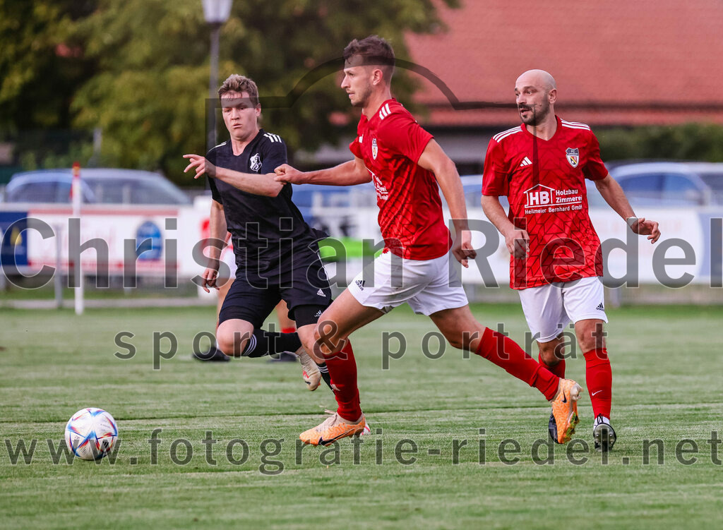 2023-08-25_075_FC_Finsing_gegen_FC_Lengdorf | Finsing, Deutschland, 25.08.2023:
Fußball, Kreisliga 2023 / 2024, 6. Spieltag, FC Finsing gegen FC Lengdorf, Endergebnis: 5:0

Fabian Kövener (FC Finsing, #12), Florian Thieme (FC Lengdorf, #5), Gianfranco Soave (FC Lengdorf, #8)

Foto: Christian Riedel / fotografie-riedel.net