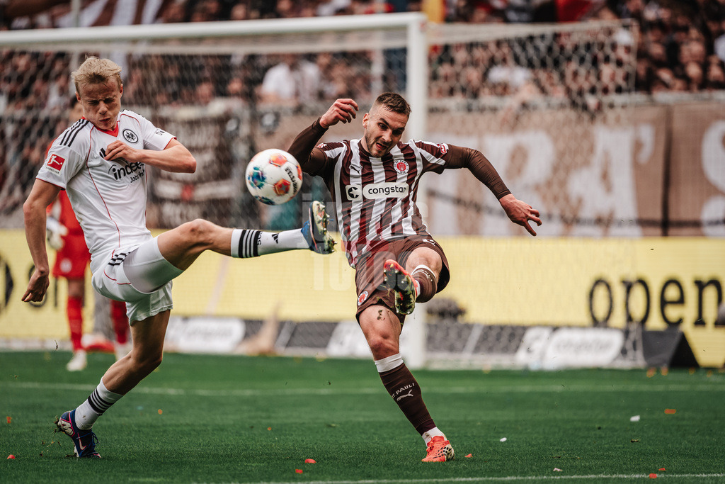 Fußball | Männer | Saison 2025/2026  | Fußball-Bundesliga | 25. Spieltag | FC St. Pauli vs. Eintracht Frankfurt | 08.03.2026 | v.l. Jonathan Burkardt (#9, Eintracht Frankfurt) gegen James Sands (#6, FC St. Pauli)