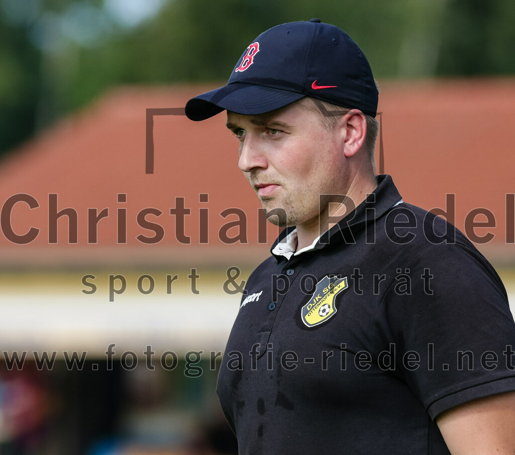 2023-09-17_090_DJK_Ottenhofen_gegen_FC_Finsing_II | Ottenhofen, Deutschland, 17.09.2023:
Fußball, Kreisklasse 2023 / 2024, 7. Spieltag, DJK Ottenhofen gegen FC Finsing II, Endergebnis: 3:0

Trainer Benjamin Settles (DJK Ottenhofen)

Foto: Christian Riedel / fotografie-riedel.net