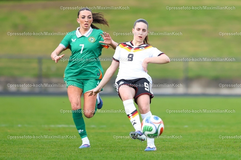 xKWIx10042601084 | 2026.04.10, xkwix, Fußball, UEFA Women's UNDER 19 Championship qualification, Republic of Ireland - Germany, Uhlenkrugstadion, Runde 2 1.Spieltag, Saison 2025 / 2026: Ella Kelly (Irland U19 Frauen #7) im Zweikampf gegen Leonie Koepp (Deutschland U19 Frauen #9) DFB regulations prohibit any use of photographs as image sequences and or quasi-video. Photo: xKamilxWilkowskixPressefotoKochx