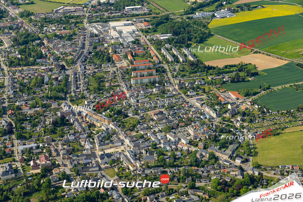 Das Luftbild der Stadt Treuen wurde 2022 vom Flugzeug heraus erstellt (keine Drohnen-Aufnahmen) Aufnahmehöhe ca.450 Meter- hohe Bildauflösung und Druck-Qualität. Garantiert!