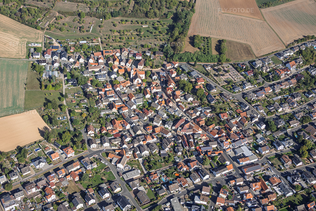 Luftbild: Ortszentrum mit Ober- und Untergasse im Ortsteil Mosbach in Schaafheim im Bundesland Hessen in Deutschland. – Foto: IMG_159144.jpg vom 22.09.2026 durch Werner Riehm/FLY-FOTO.de – Auflösung des Originals: 6000 x 4000 px