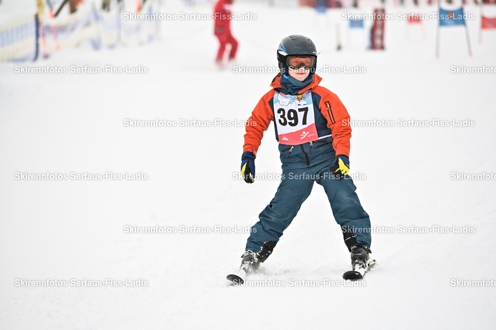 SRF_20.02.2026_0154 | Skirennfotos,Serfaus,Fiss,Ladis,Kinderskirennen,Winter,Tirol,Oberland,skirace,SFL,feelfree,weil wir's genießen,ski,Ski,skifahren,Sonnenplateau, - Realisiert mit Pictrs.com
