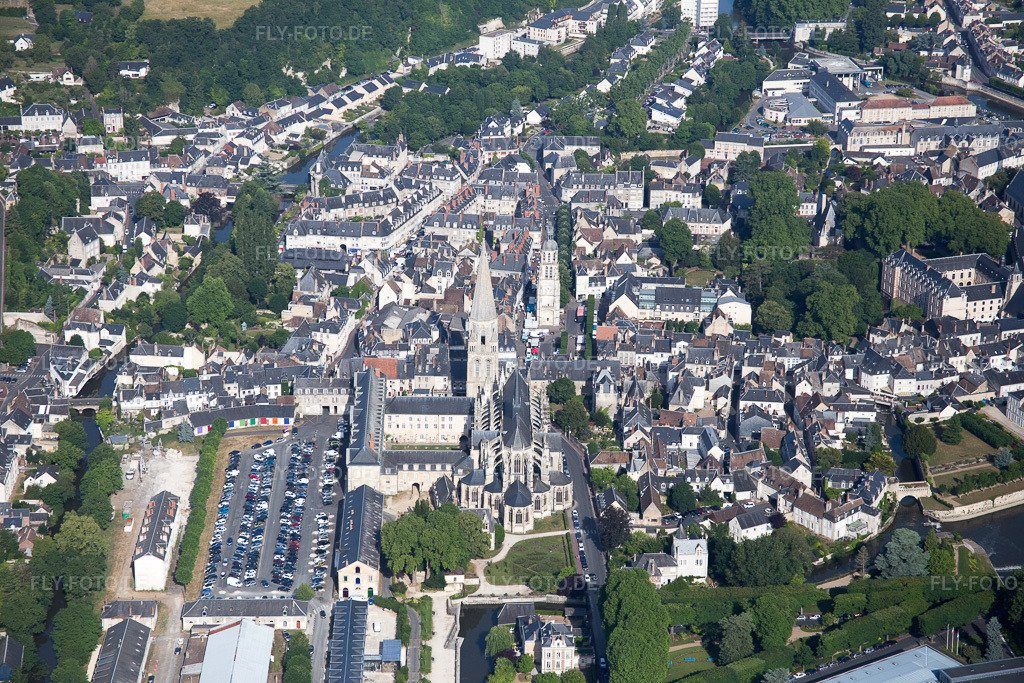 Luftbild: Ortsansicht in Vendôme im Bundesland Loir-et-Cher in Frankreich. Foto: IMG_081071.jpg vom 19.06.2015 durch Werner Riehm/FLY-FOTO.de