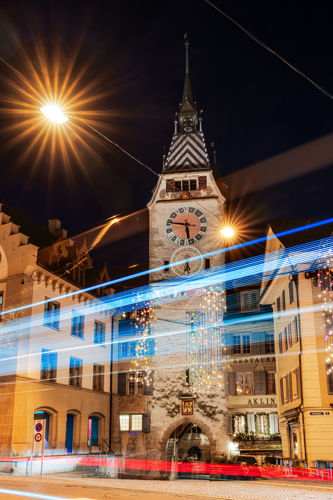 Kolinturm Zug | Das Wahrzeichen der Stadt Zug im adventlichen Kleid. - Realisiert mit Pictrs.com